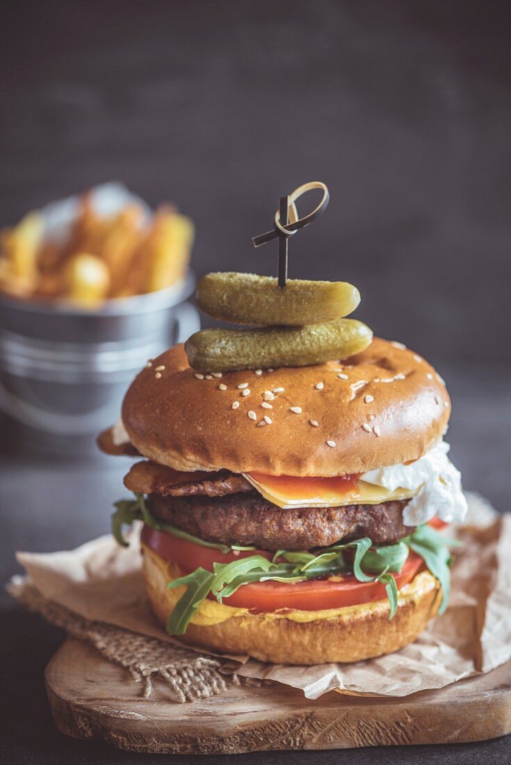 Grosser Cheeseburger mit Essiggurkenspiesschen