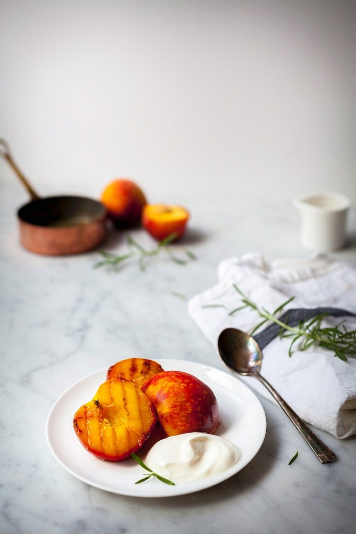 Grilled peaches with yoghurt
