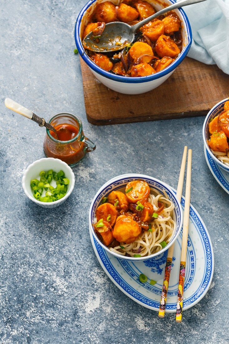 Nudeln mit Kartoffeln und Schezwan-Sauce (Asien)