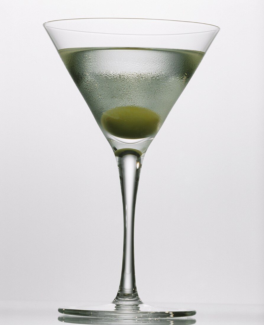 Martini dry mit Wodka im Aperitifglas mit Olive