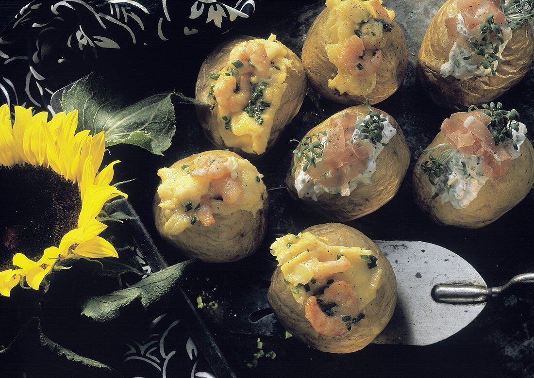 Gefüllte Ofenkartoffeln mit Rührei-Shrimps & Schinkenquark