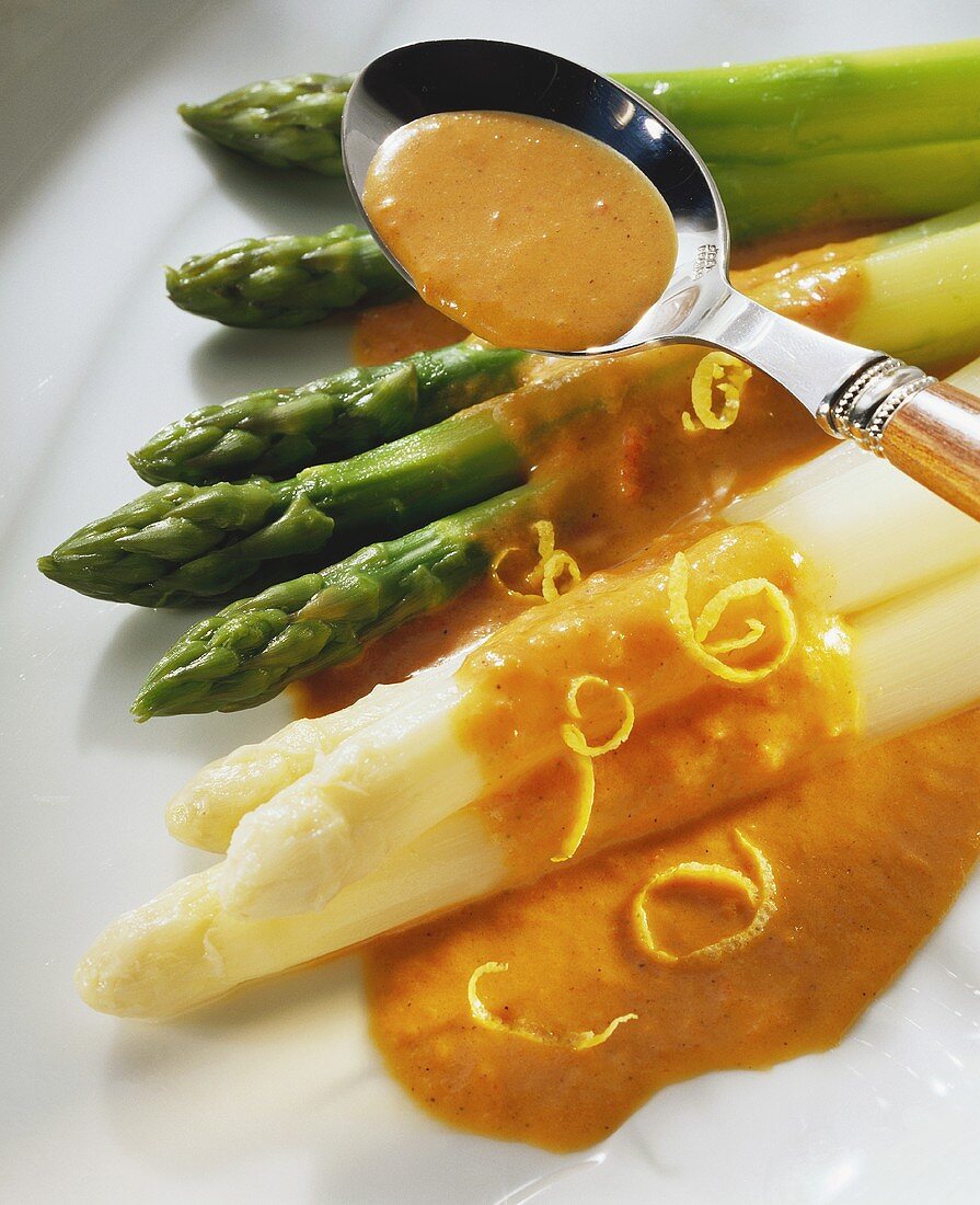 Green & white asparagus with paprika sauce