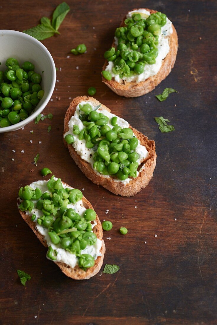 Bruschetta mit Erbsen und Ricotta