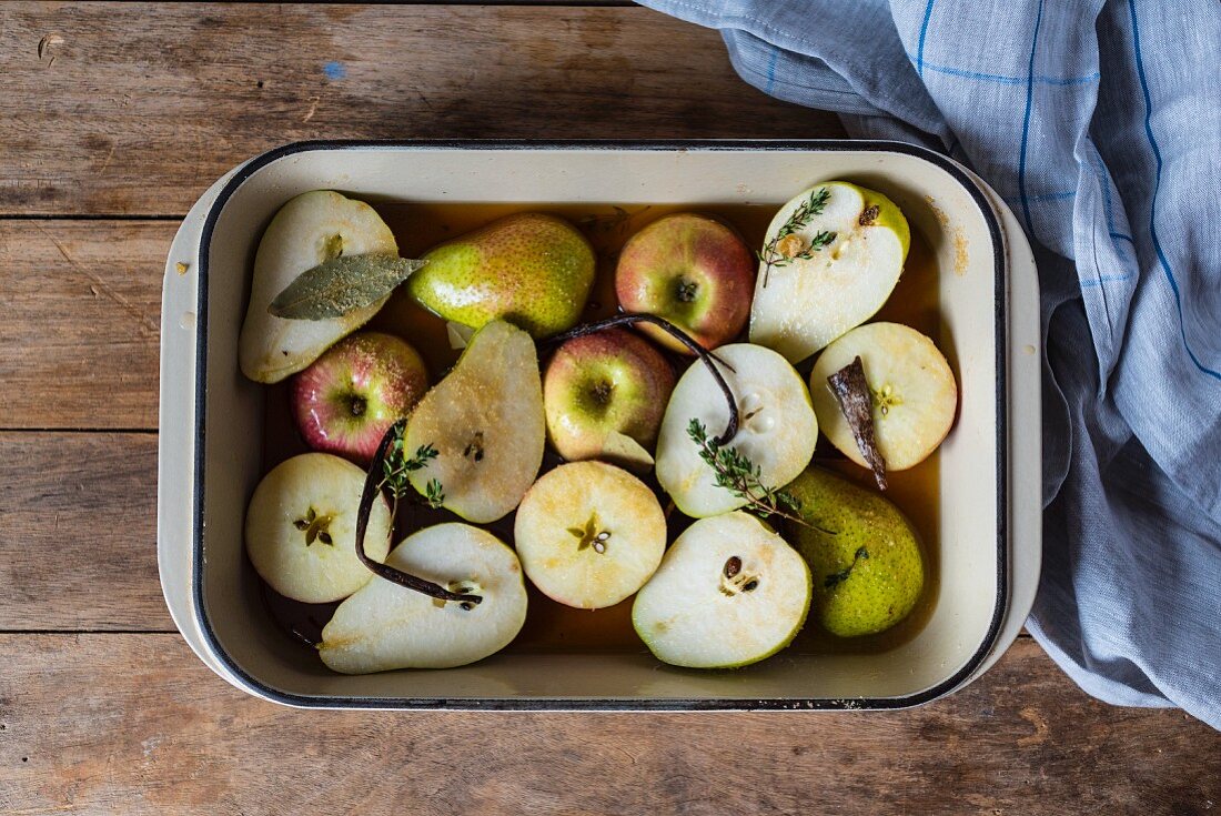 Ingredients for making pears roasted in apple wine