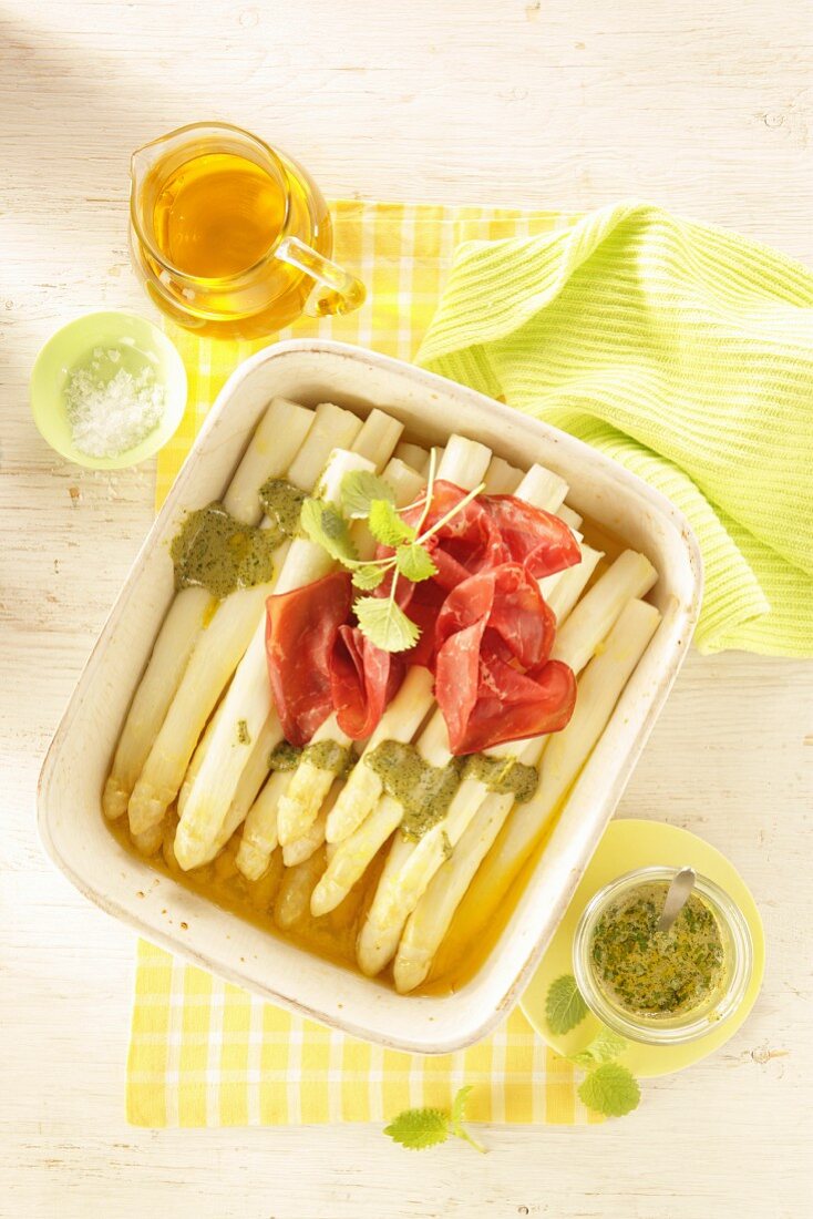 Oven-baked asparagus with pesto, lemon balm and bresaola
