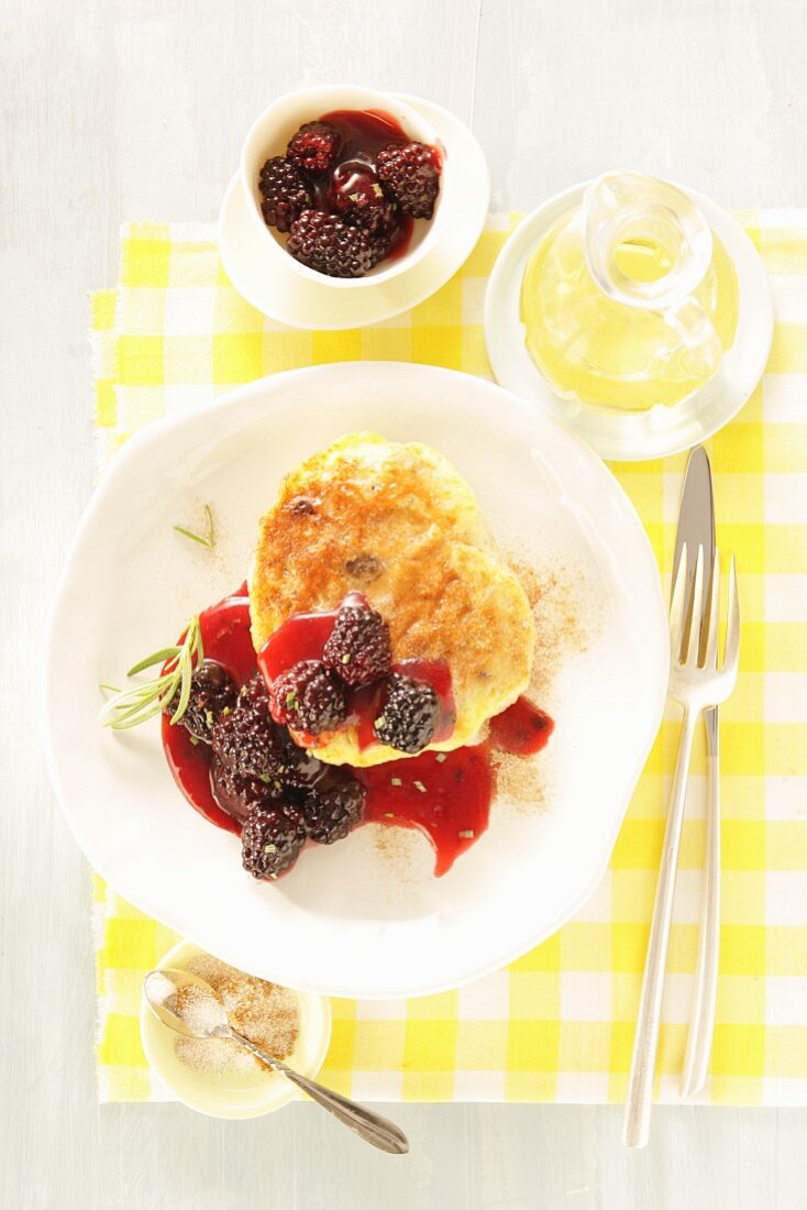 Armer Ritter mit gebratenen Honig-Brombeeren und Rosmarin