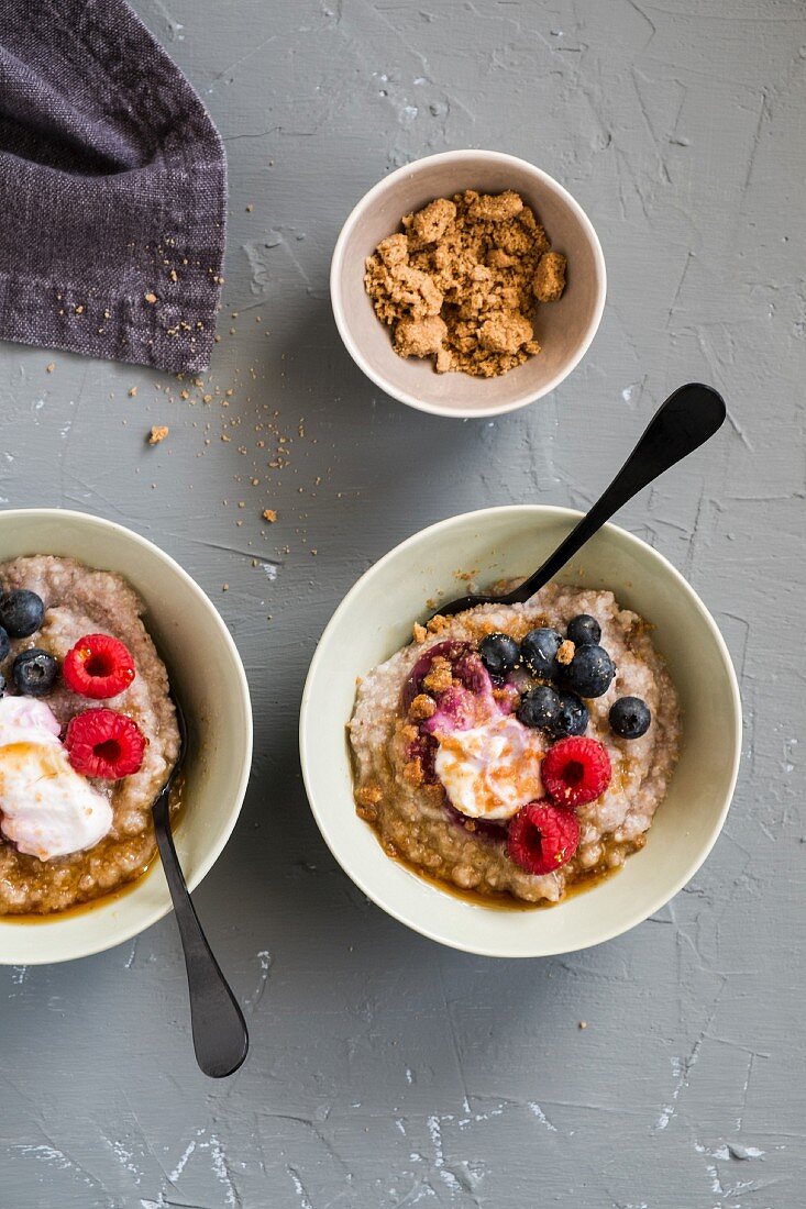 Porridge mit Beeren und Joghurt