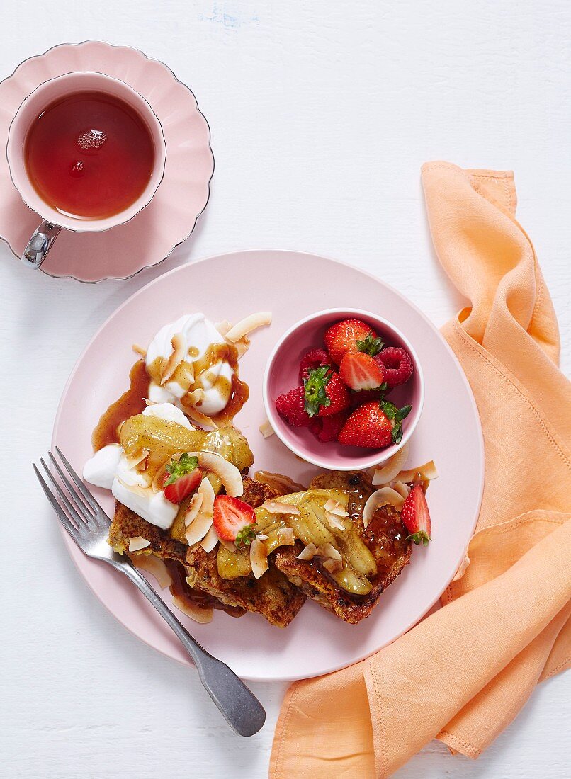 French Toast aus Hot Cross Buns, mit Erdbeeren, Bananen und Kokosjoghurt