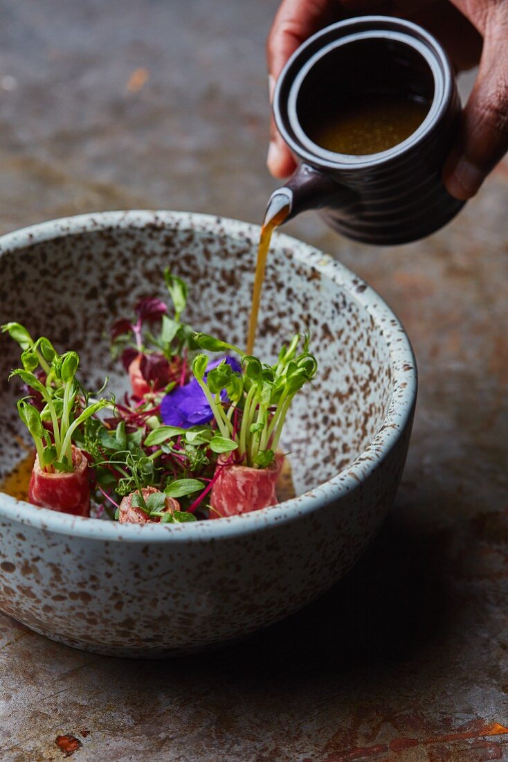 Carpaccioröllchen vom Wagyu-Rind mit Rindfleisch-Miso-Reduktion und Sprossen