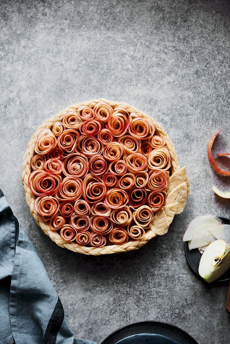 Apfel-Frangipane-Tarte mit dekorativen Apfelrosen