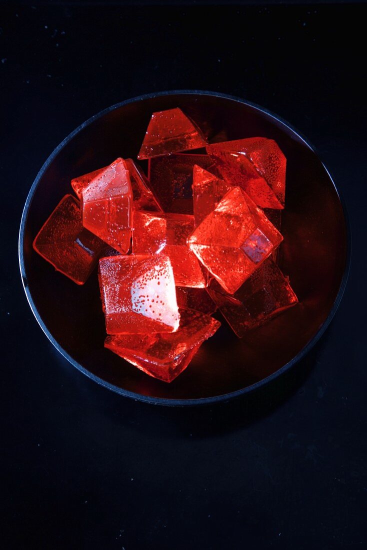 Rote Zimtbonbons im Schälchen