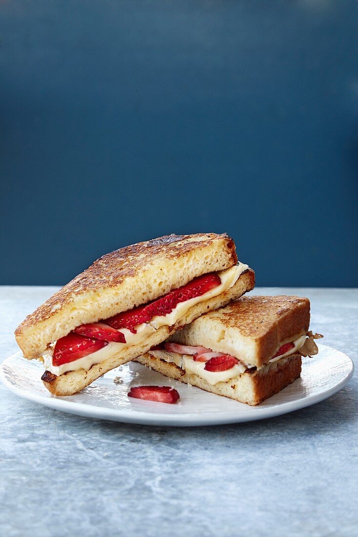 Sandwich mit Erdbeeren, Käse und Ahornsirup