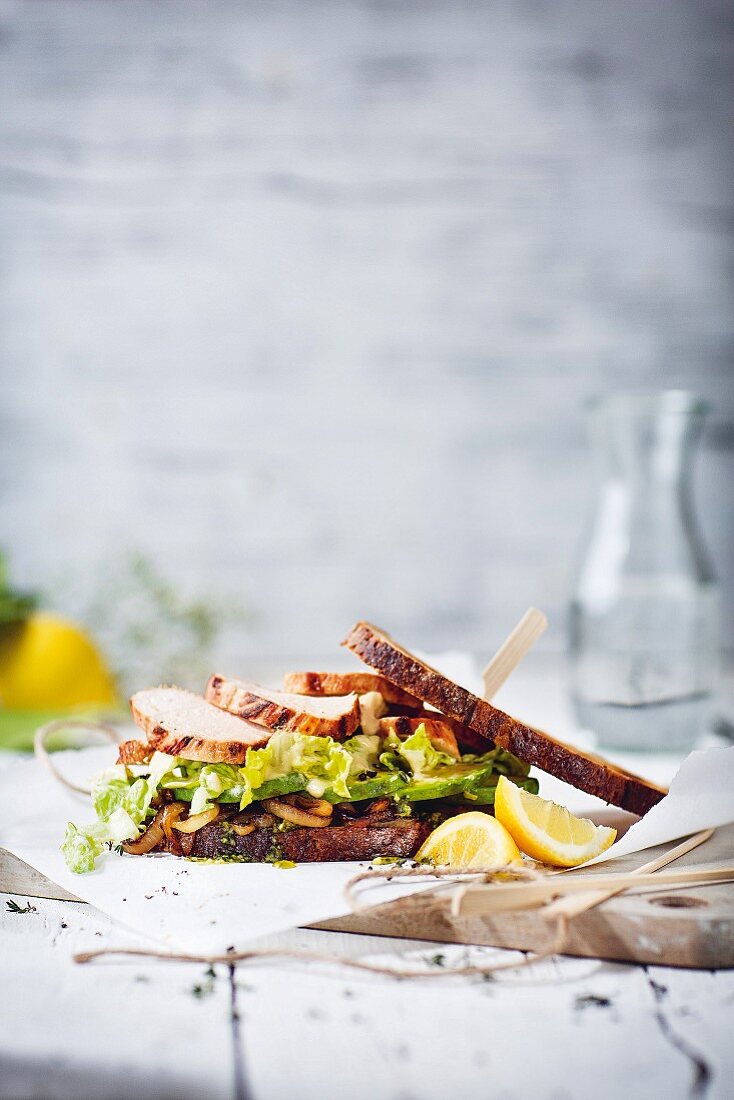 Caesar Salad Sandwich mit Honey-Lemon-Chicken