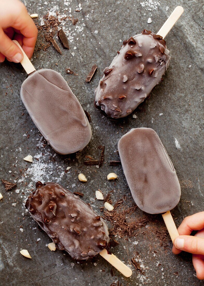Schokoladen-Nuss-Eis am Stiel mit Mandeln, Schokoraspeln und Meersalz