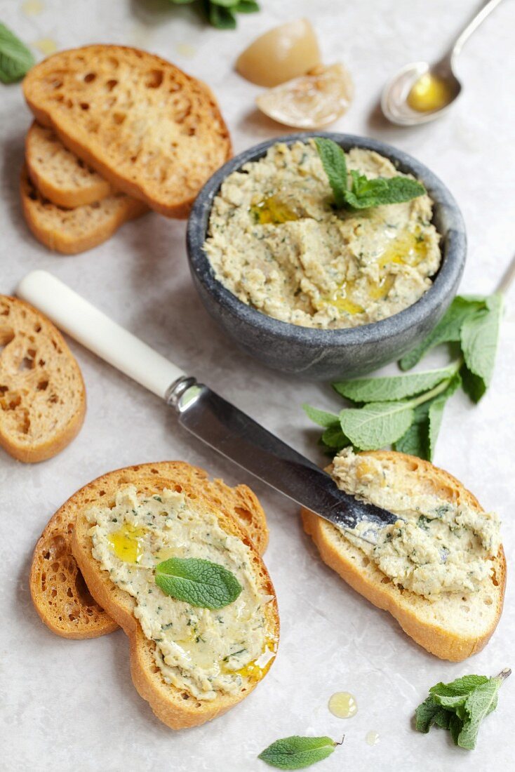 Hummus mit Zitrone und Minze auf Crostini