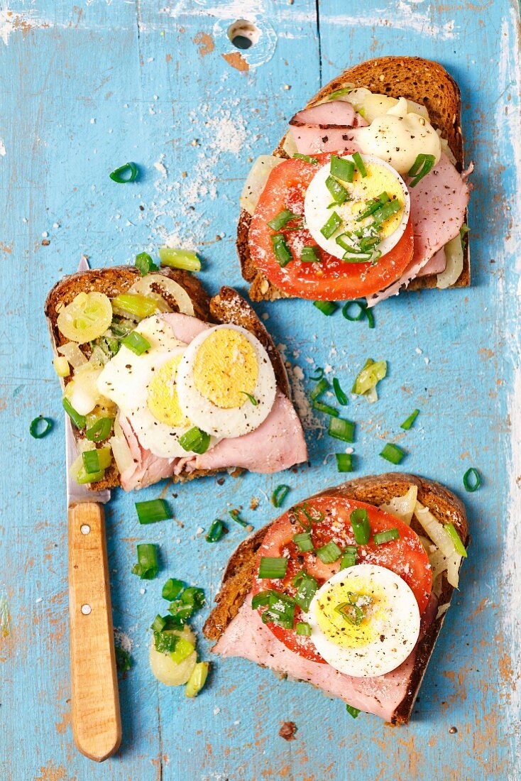 Wholemeal bread with ham, egg and tomato