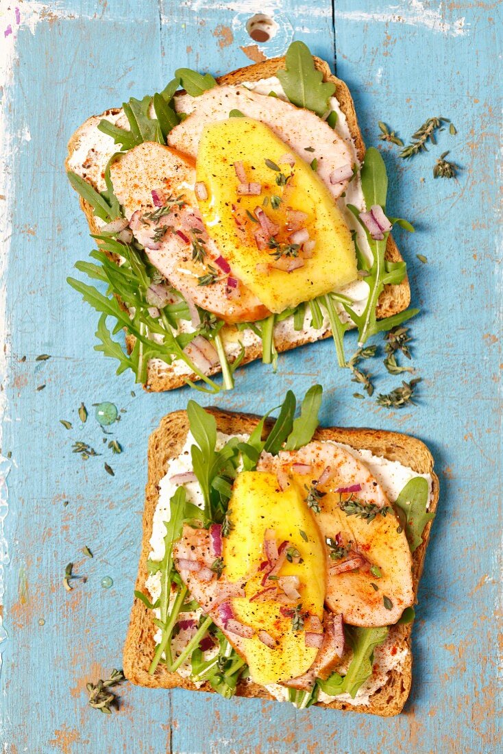 Toastbrot mit geräuchertem Hähnchen, Mango, Rucola und Honig