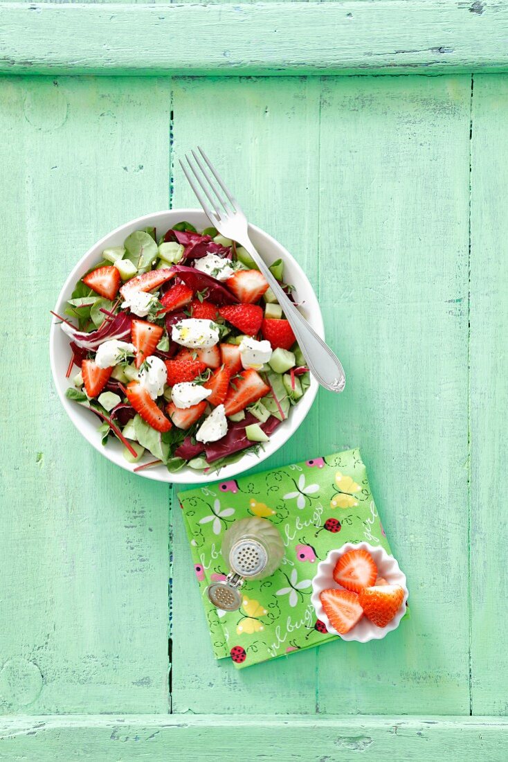Rote-Bete-Blätter-Salat mit Erdbeeren und Frischkäse