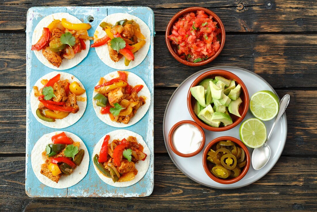 Mini-Fajitas mit Hähnchen, Paprika und Tomatensalsa