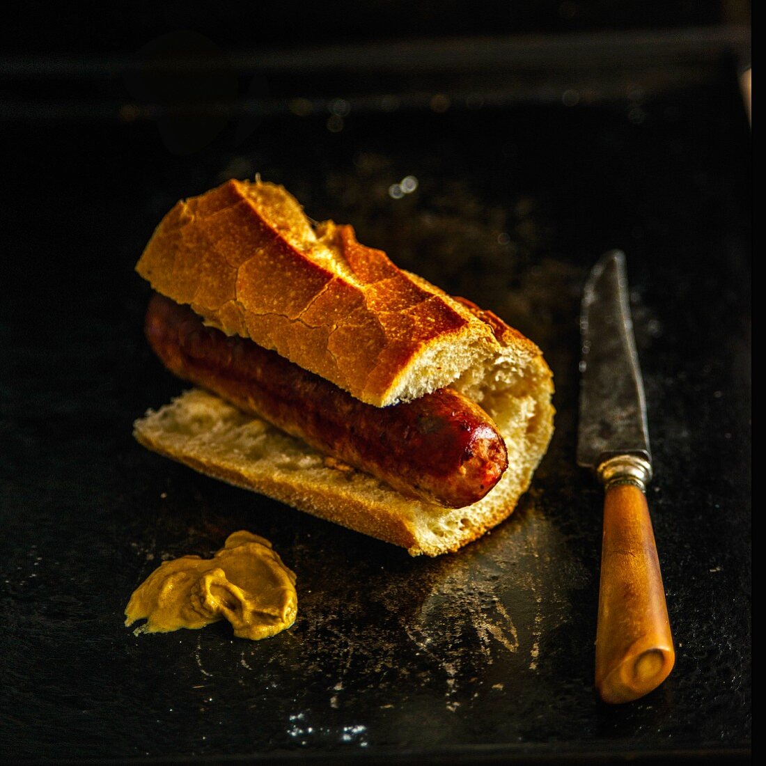 Bratwurst im Baguette mit Senf – Bilder kaufen – 12351951 StockFood