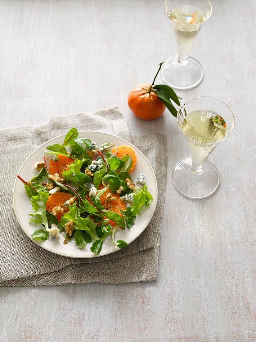 A mixed leaf salad with oranges