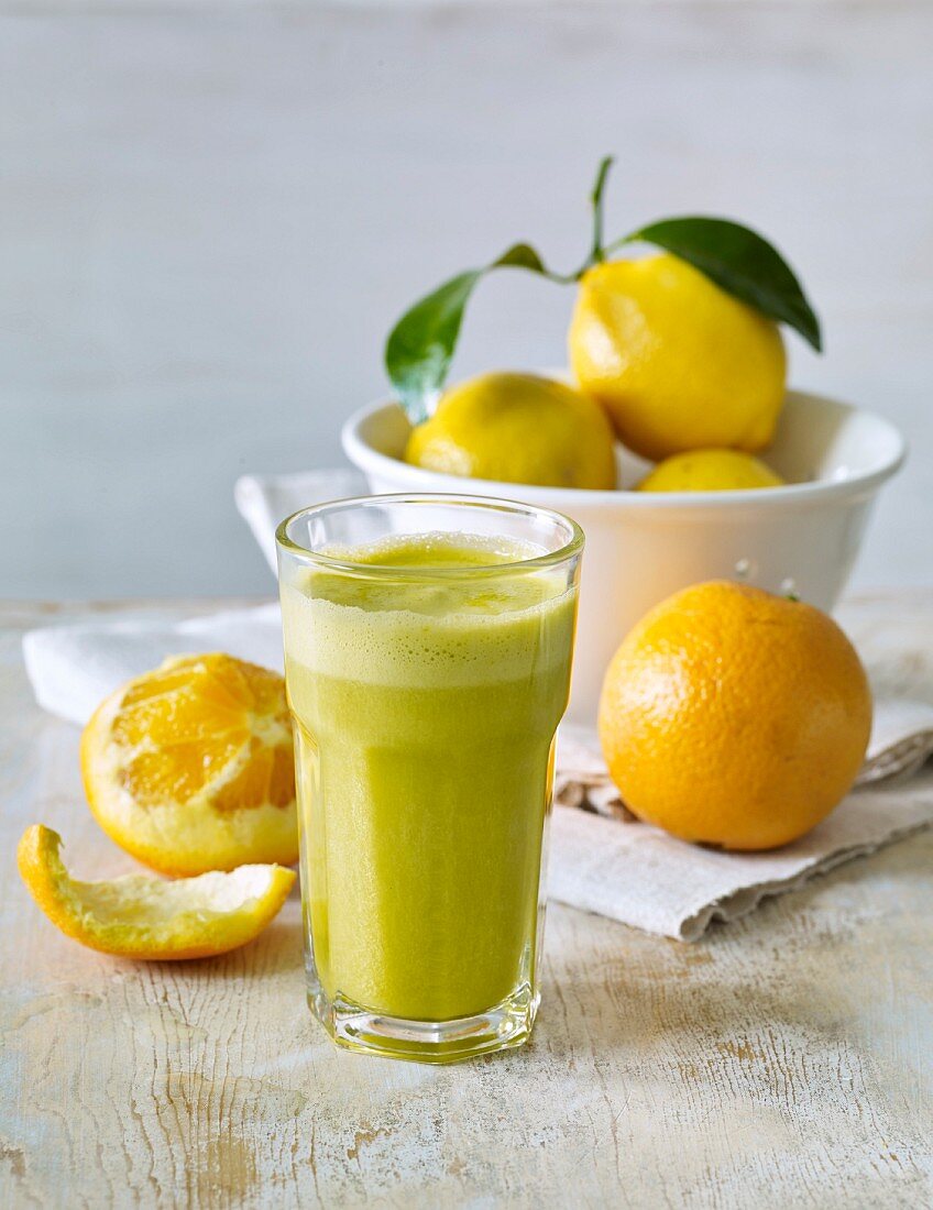 Orangen-Zitronen-Smoothie – Bilder kaufen – 12352019 StockFood