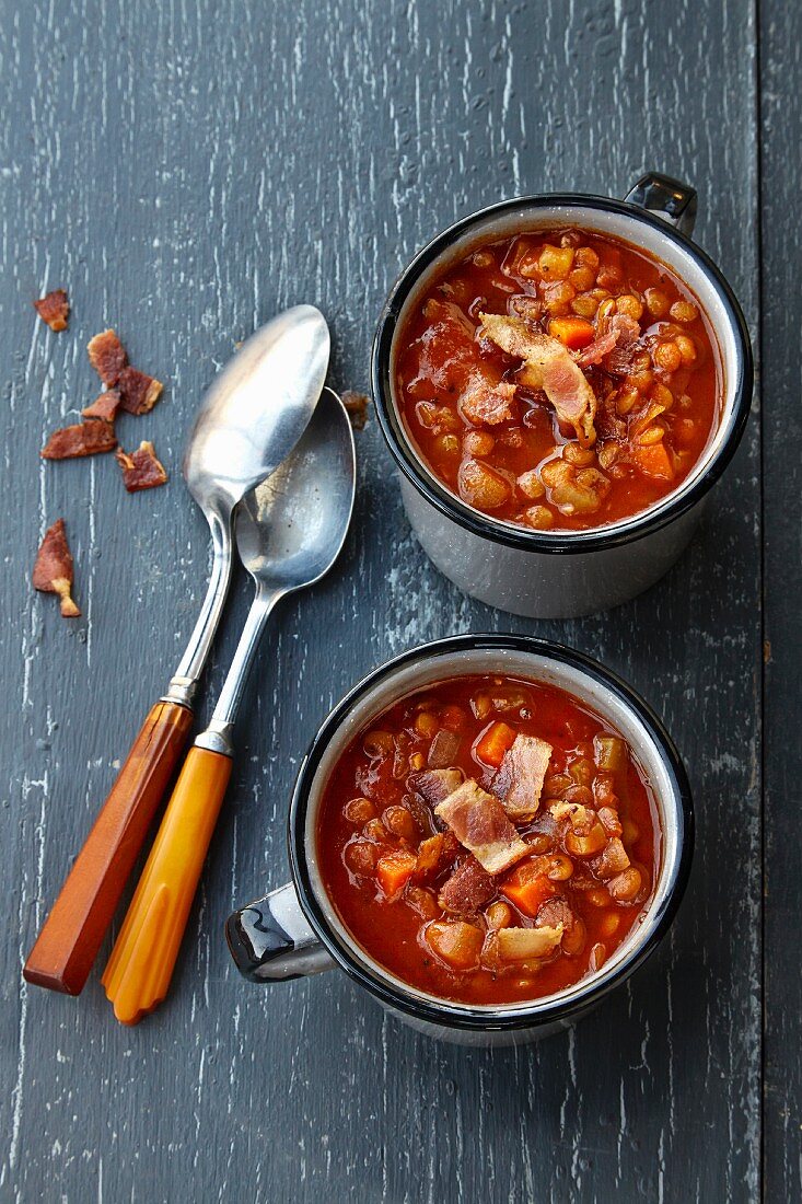 Geräucherte Linsensuppe mit Tomaten