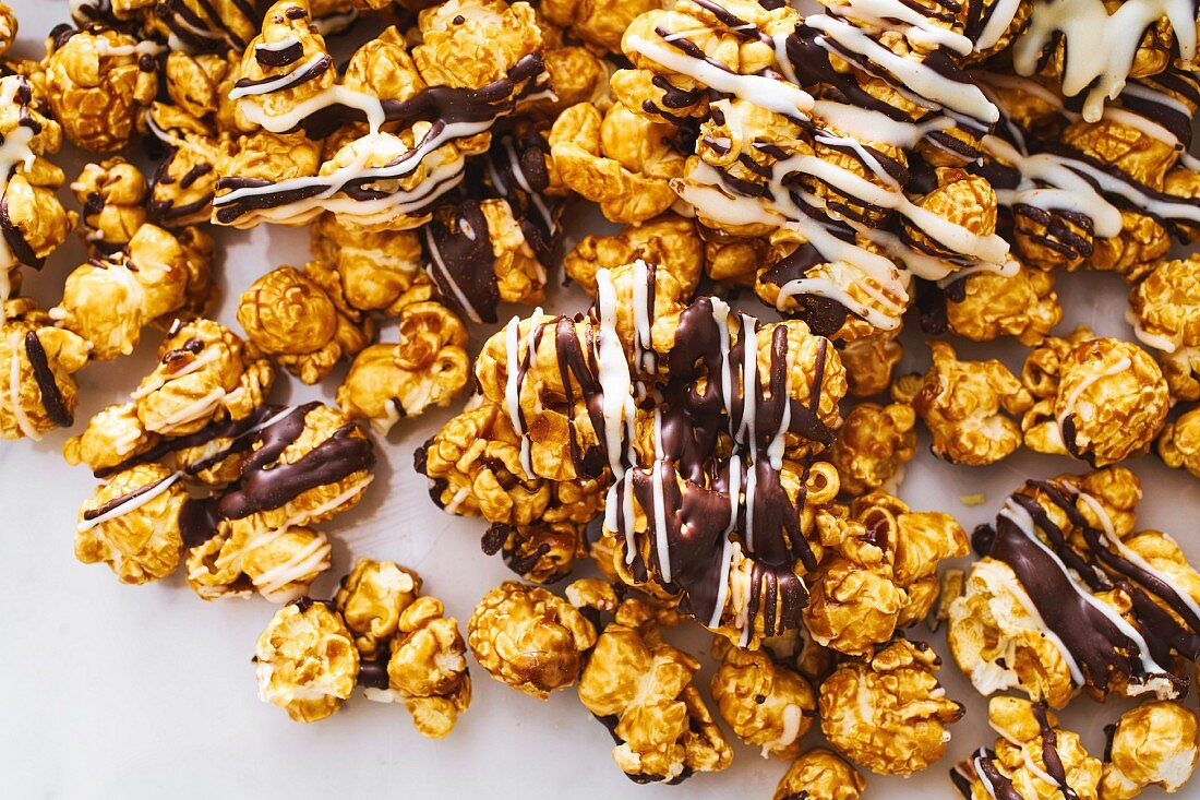 Zebra popcorn: sweet popcorn with white and dark chocolate glazing