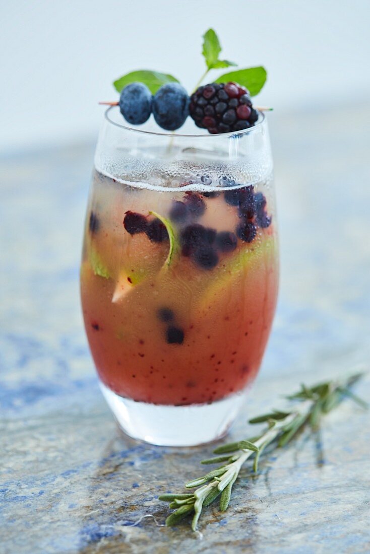 Erfrischender Cocktail mit Heidelbeeren und Limette