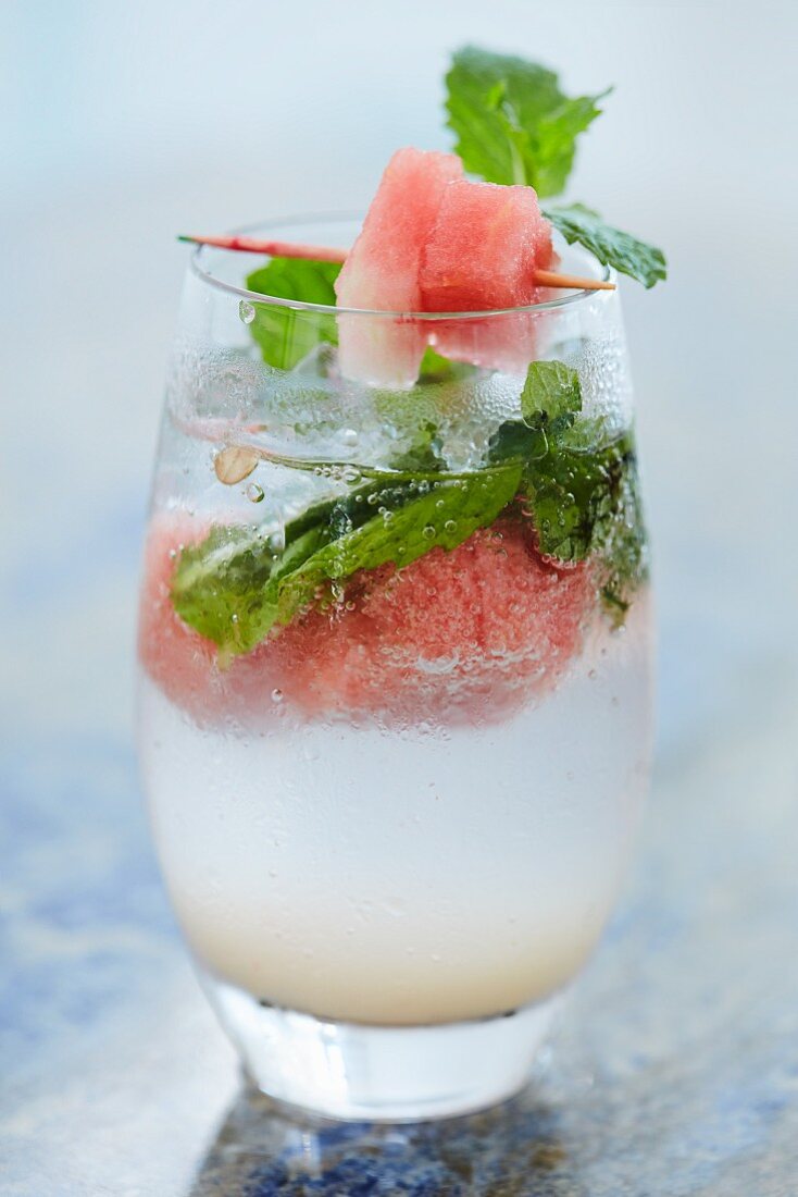 Erfrischender Cocktail mit Wassermelone und Minze