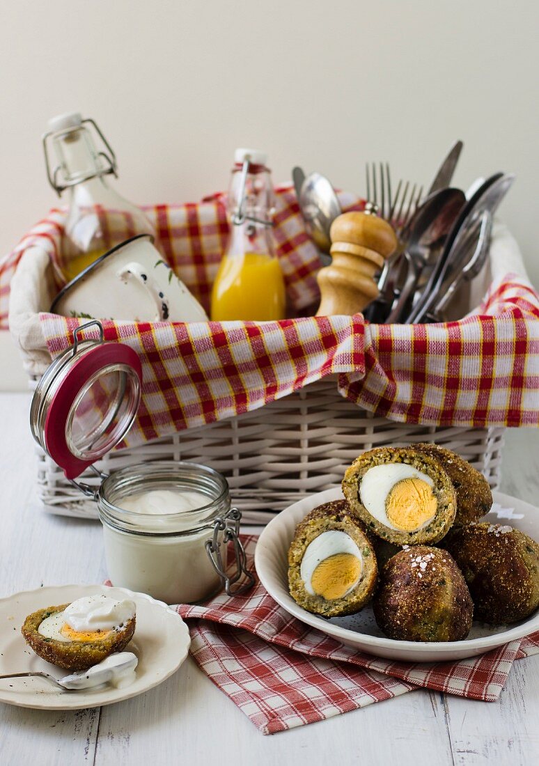 Falafel Scotch Eggs mit Joghurtsauce fürs Picknick