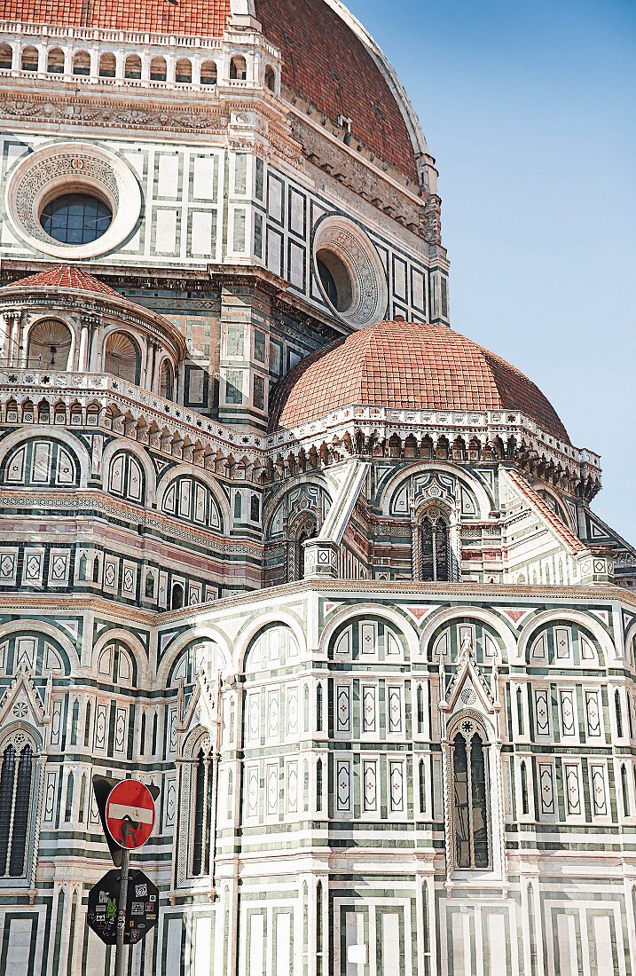 Verkehrsschild mit Zeichnung von Clet vor der Kathedrale in Florenz, Italien