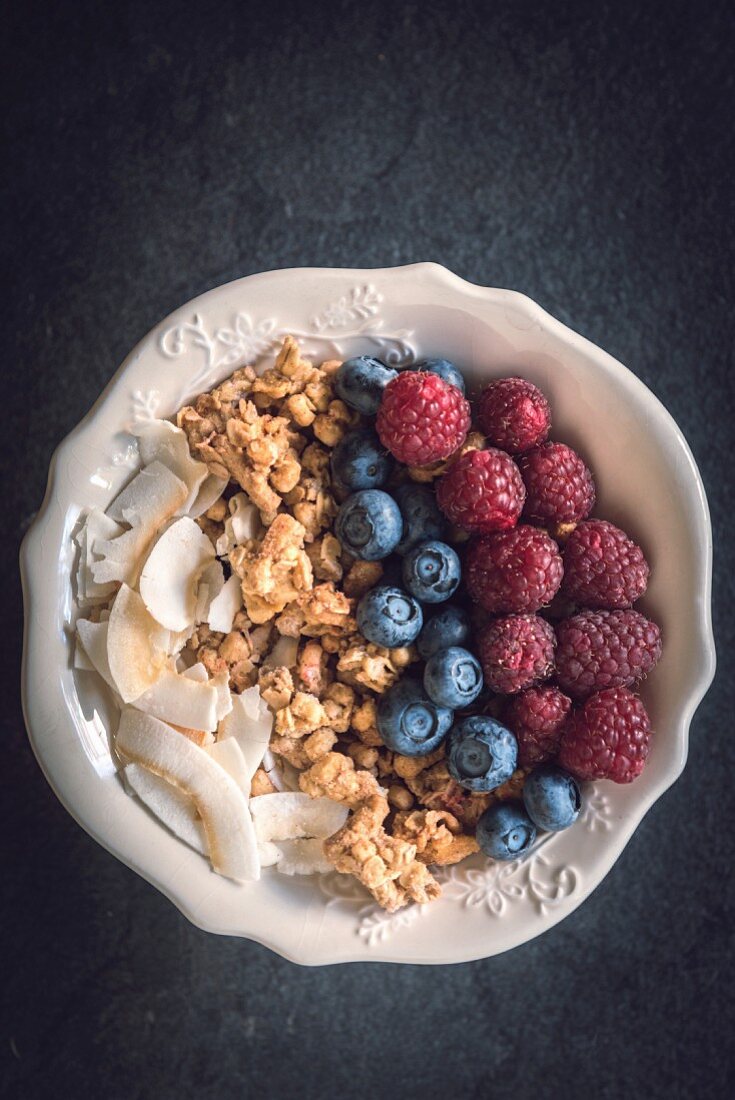 A healthy breakfast with berries and crunchy cereal