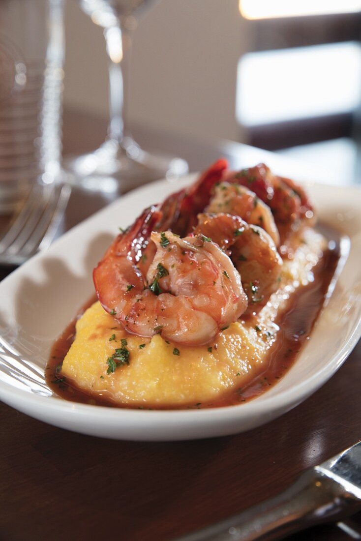 Shrimps auf Polenta