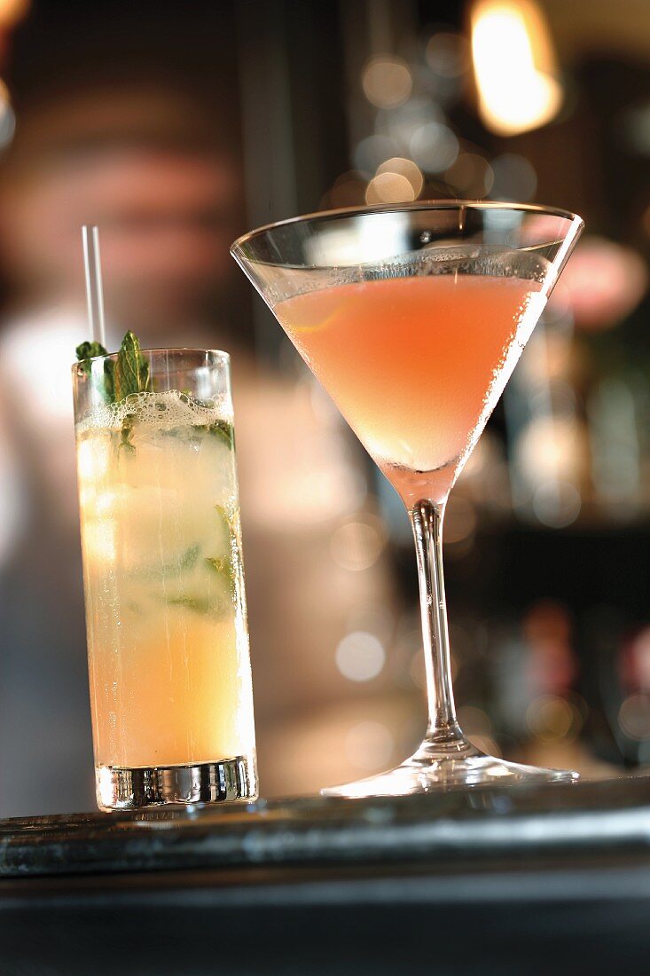 Zwei Gin-Cocktails in einer Bar