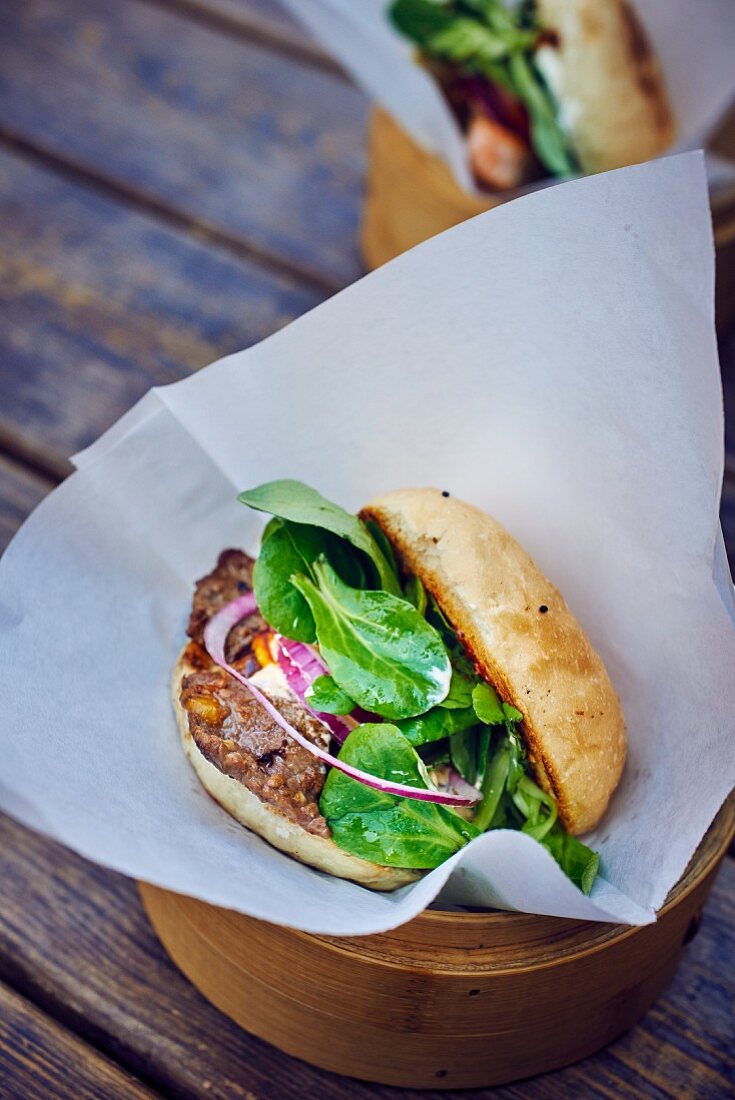 Burger mit Rinderfilet, Zwiebeln und Feldsalat