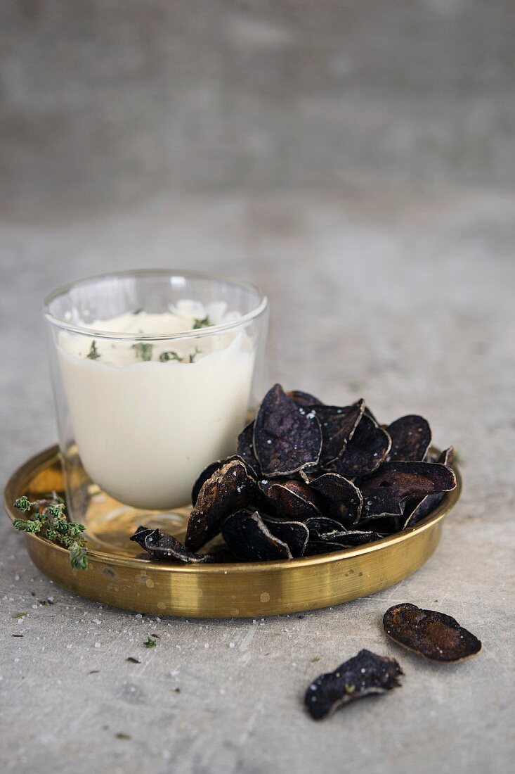 Blue potato crisps with mayonnaise dip and thyme