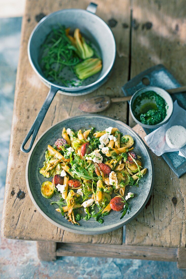 Penne mit Zucchiniblüten und Chorizo