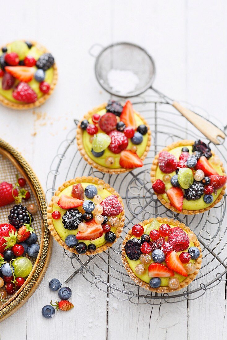 Törtchen mit Pistaziencreme und Amaretto-Beeren