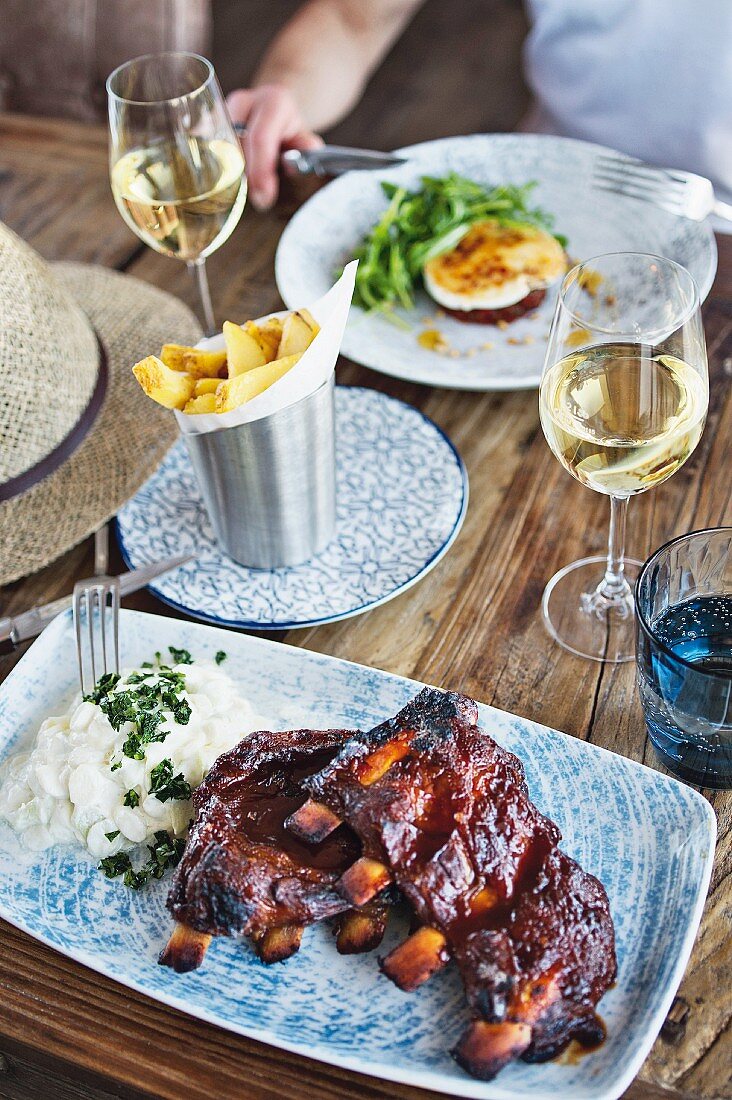 Spare ribs with side salad and fries