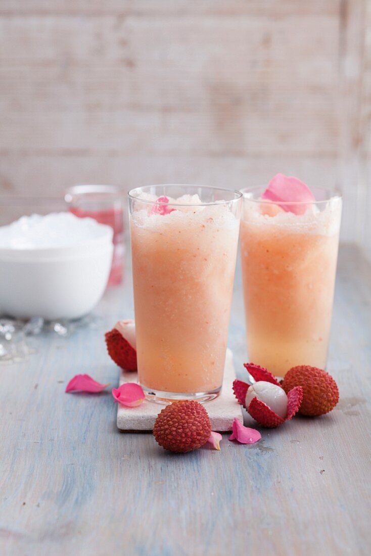Apéro Rosé cocktails with lychees