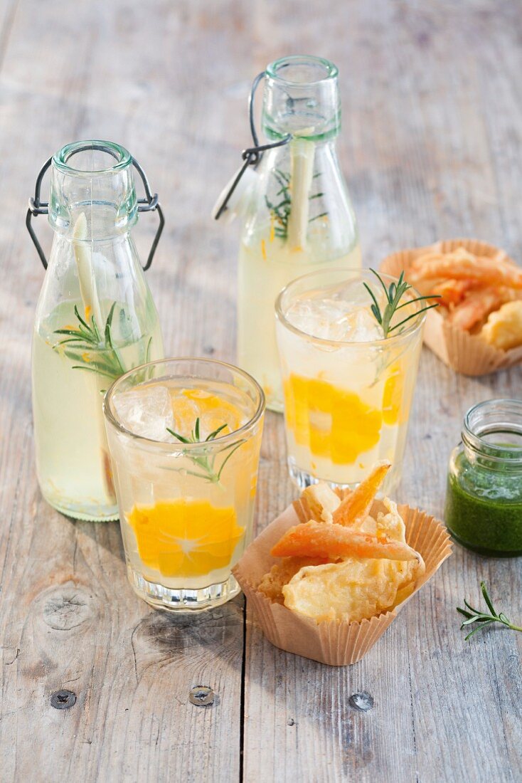 Zitronen-Rosmarin-Limonade mit Zitronengras dazu Gemüse im Teigmantel mit Minzsauce