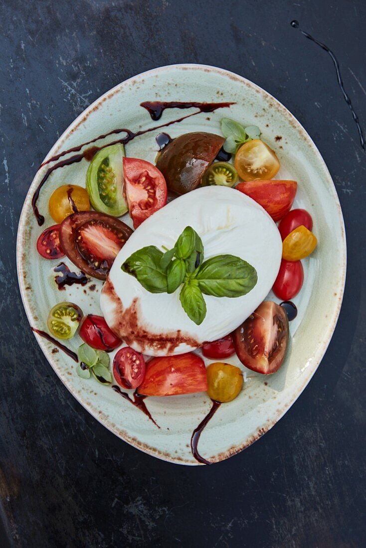 Tomaten mit Mozzarella und Basilikum