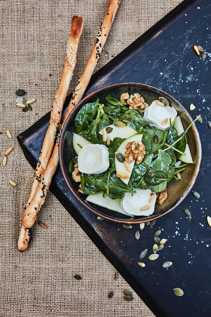 Spinach salad with goat's cheese, apple and nuts