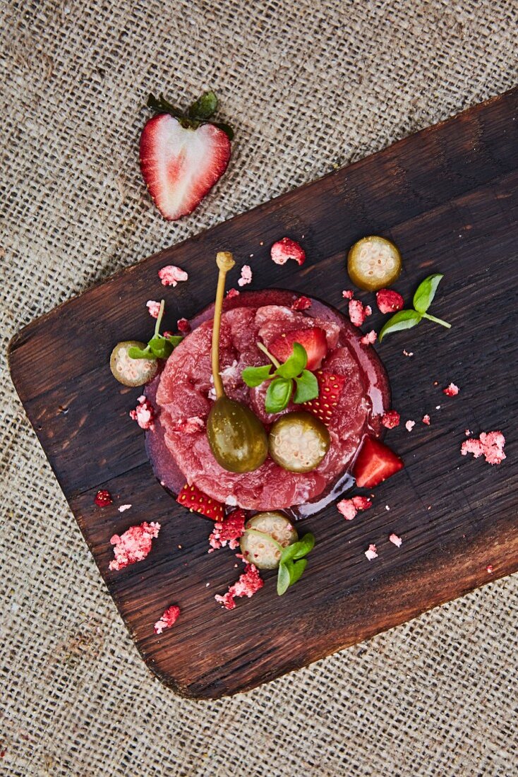 Tuna tartare with strawberries and large capers