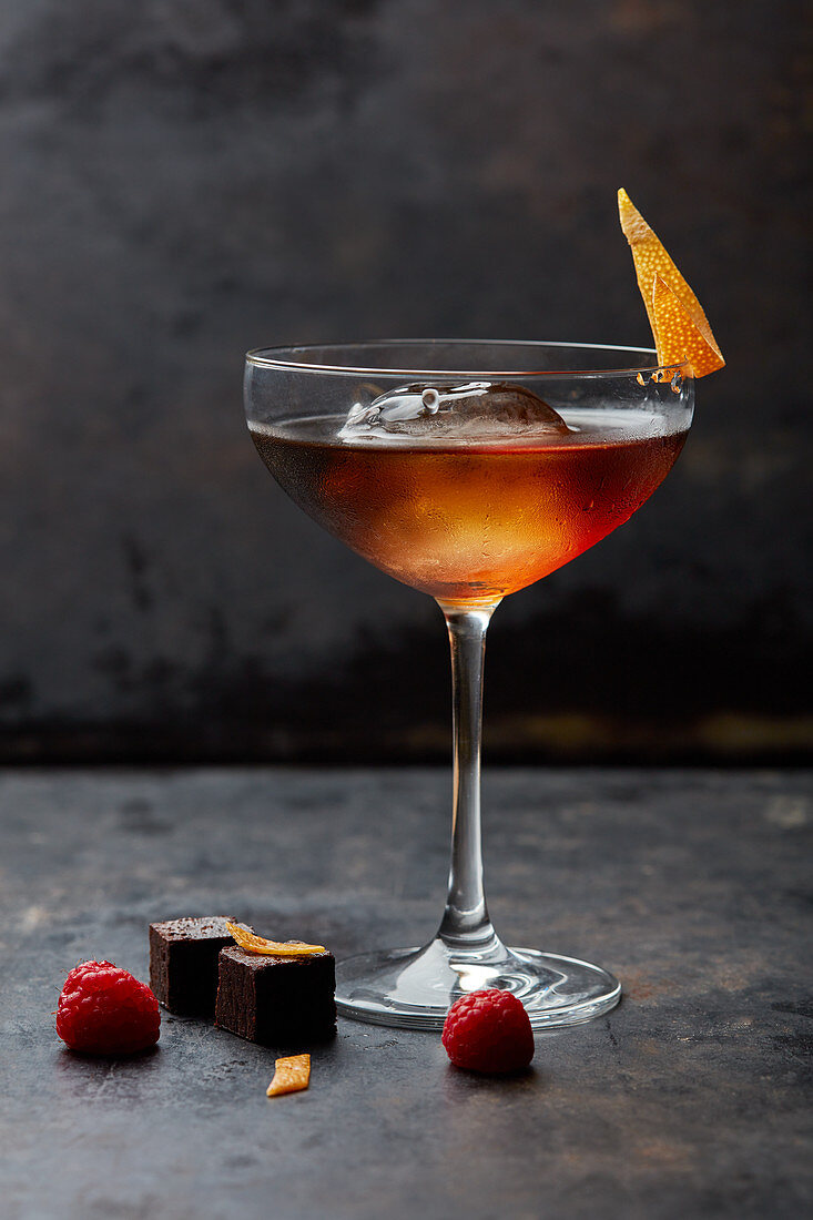 Cocktail mit Eiswürfel und getrockneter Orangenschale