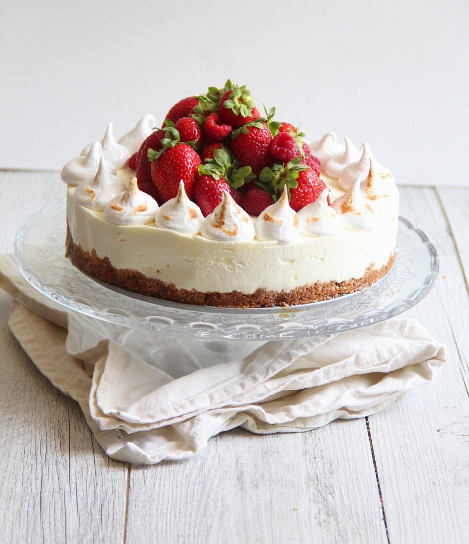 Cheesecake with strawberries, blackberries and meringue