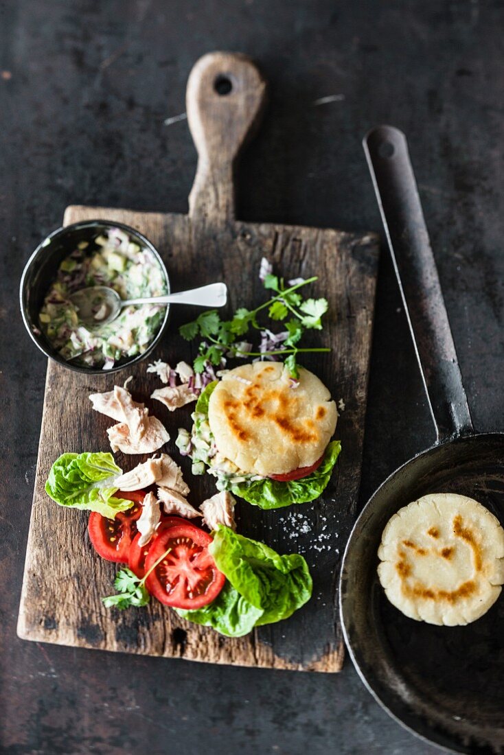 Venezolanische Arepas mit Hähnchenbrust