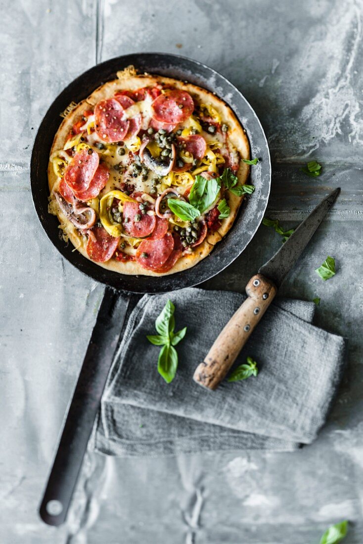 Big Pan Pizza mit Peperoni und Salami