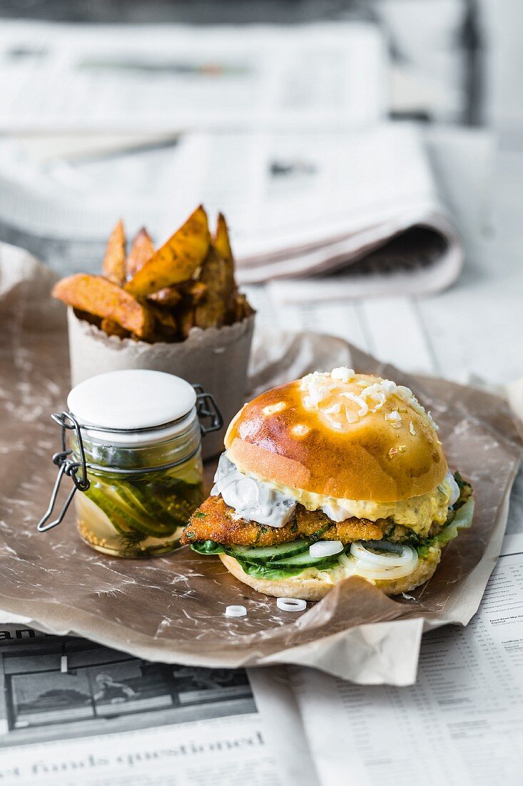 Fischburger mit dänischer Remoulade, Gurke, Heringssalat und Zwiebel